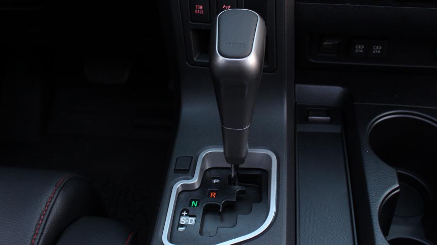 Детали интерьера Toyota Sequoia TRD Pro 2020 года  (фото 25 из 44)